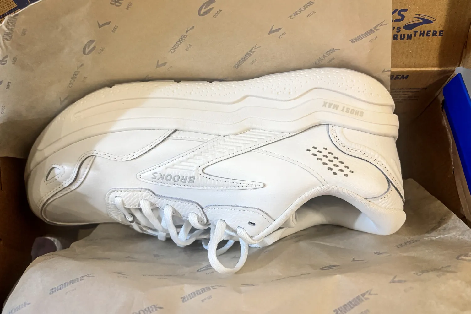 A close-up of a Brooks Men's Ghost Max L Sneaker in its packaging