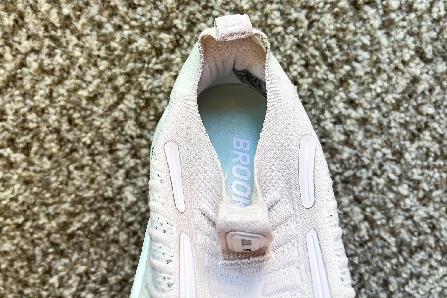 The elastic opening on the Brooks Women's Glycerin 22 SE Running Shoes