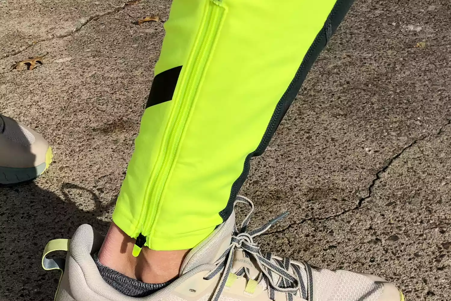 Close up of the leg zipper on a Brooks Men's Run Visible Thermal Tight