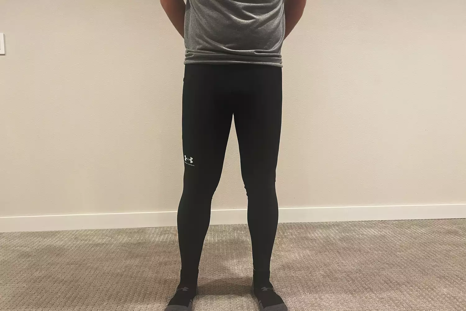 Person wearing Under Armour Men's HeatGear Leggings inside