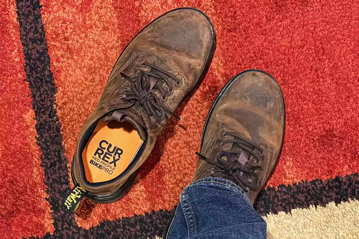 A person wears the CURREX BIKEPRO Insoles