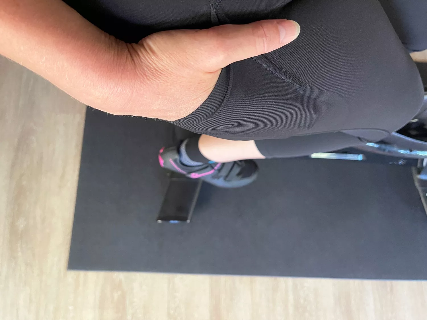 Hand in pocket of the Lululemon Swift Speed High-Rise Tight 