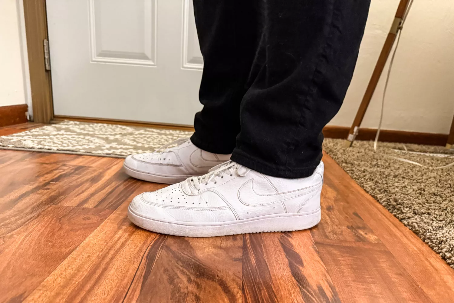 A person wears the PowerStep Pinnacle Low Insoles in their sneakers