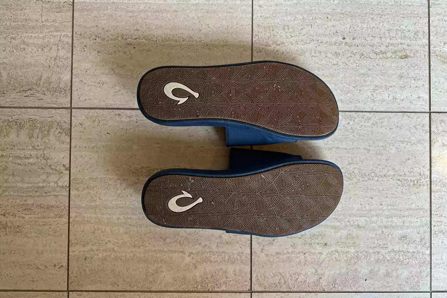The bottom treads on the OluKai MahaâOlu Menâs Slide Sandals