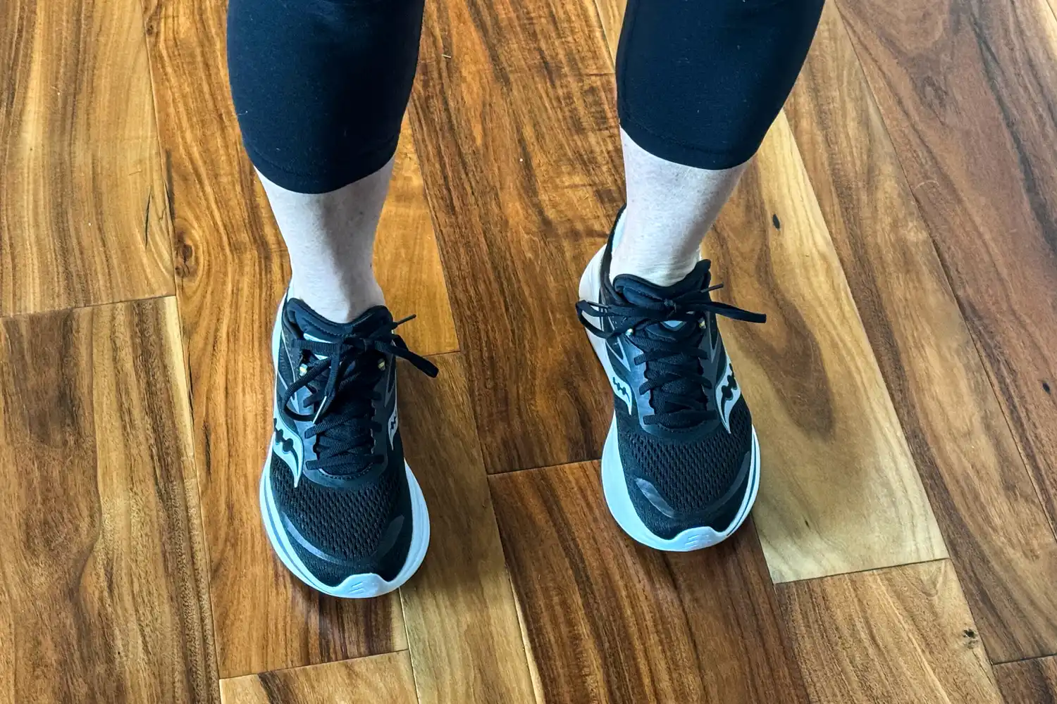 An overhead view of a person wearing the Saucony Women's Omni 22 Running Shoes