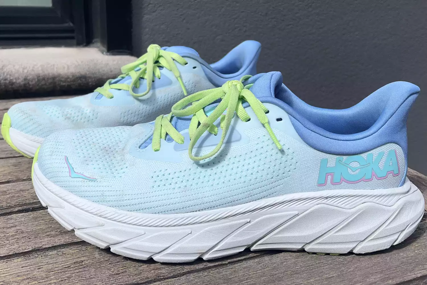 A pair of Hoka Womenâs Arahi 7 shoes with the laces tied