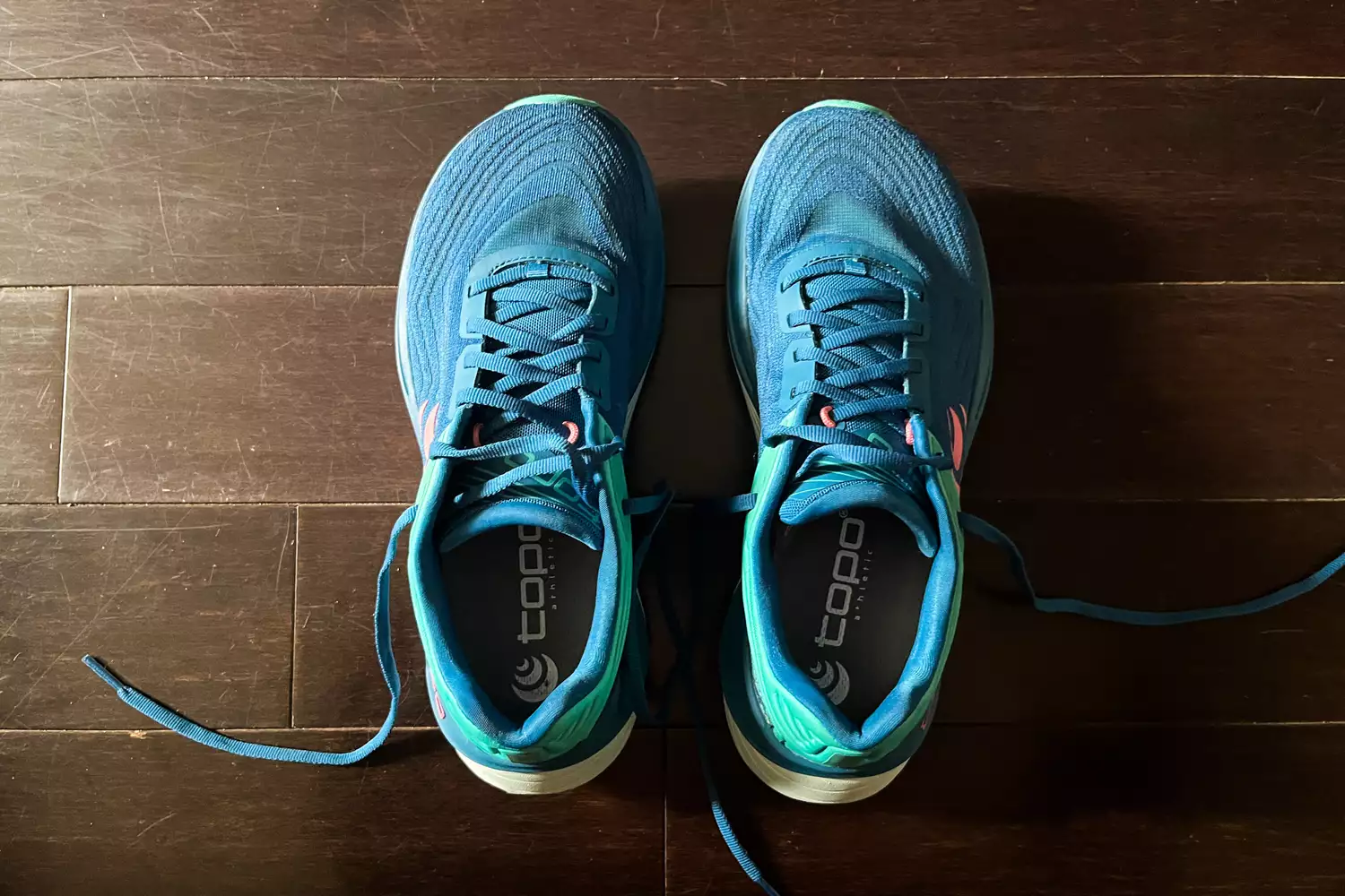 A top-view of the Topo Athletic Women&acirc;s Ultrafly 5 shoes on a wooden floor