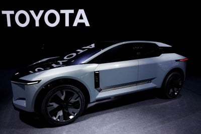 Toyota rides weak yen, demand for hybrids to post blowout profit